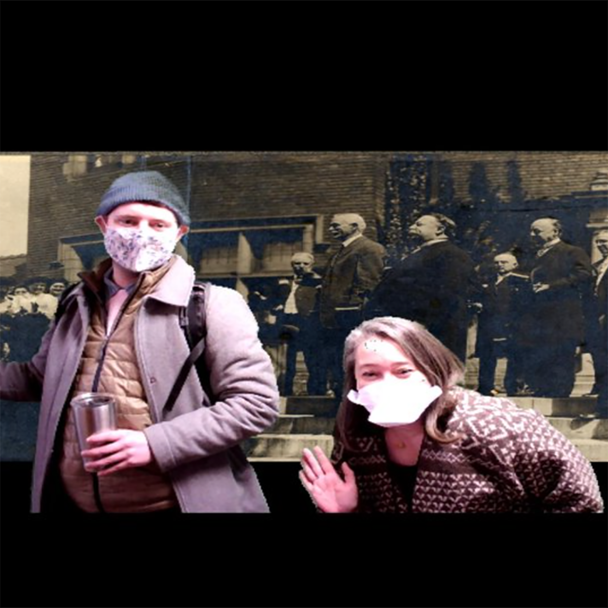 两个戴着面具的学生在一张历史照片前摆姿势